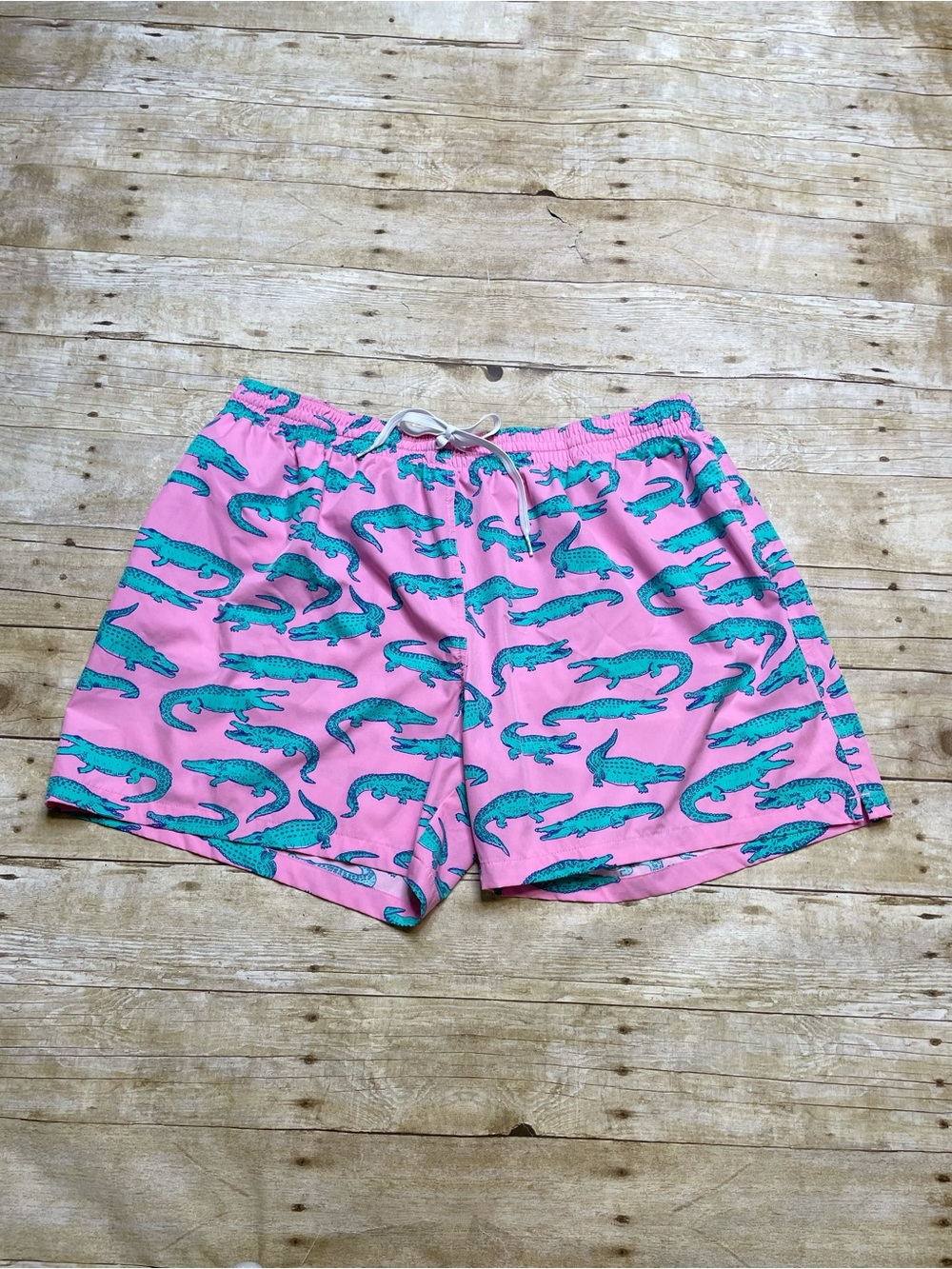 Chubbies Men’s The Glades Swim Trunks 5.5 Inseam Pink With Alligators